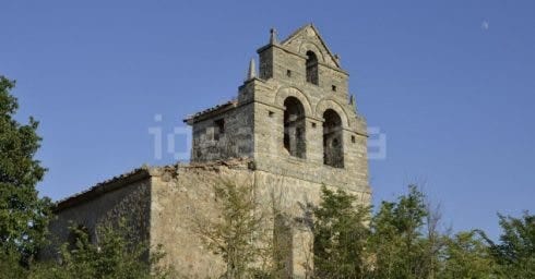 Propiedad: Pueblo abandonado completo e iglesia románica a la venta en la España rural 1 02 2