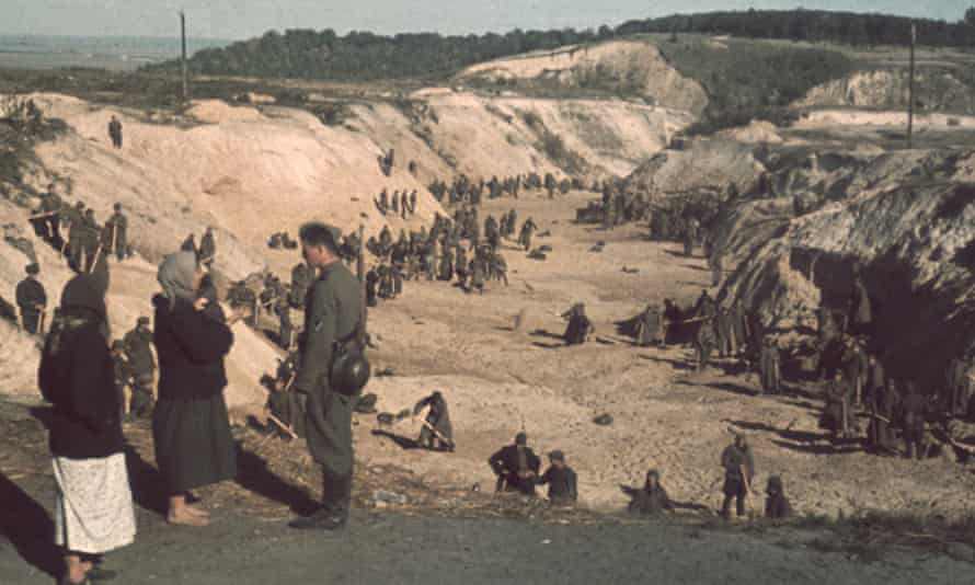 Fotograma de Babi Yar: Antecedentes, que muestra el desfiladero principal donde las SS y sus colaboradores ucranianos mataron a más de 33.000 judíos.