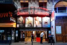 Foto ilustrativa de la entrada al Cine 5 Caumartin de París tras su reapertura el 21 de junio de 2020...