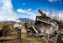 El incendio NCAR en Boulder, Colorado, arde el 26 de marzo cerca de los escombros de una casa destruida en el incendio Marshall en diciembre pasado.