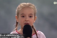 La pequeña Amelia cantó el himno nacional de Ucrania para un evento en un estadio de Polonia