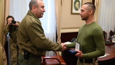 Ucrania otorga una medalla a un soldado de la Isla de las Serpientes que le dice a un buque de guerra ruso que se "vete a la mierda"