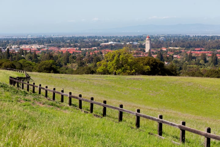 Campus de la Universidad de Stanford con la Torre Hoover al fondo