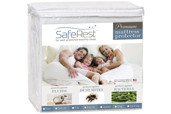 Protector de colchón SafeRest sobre fondo blanco.