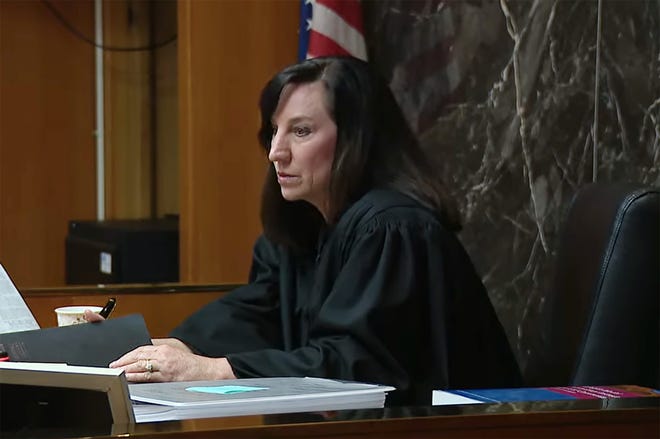 En esta imagen del Tribunal del Condado de Oakland, la jueza Cheryl Matthews escucha sus argumentos durante una audiencia el 19 de abril de 2022 para Jennifer y James Crumbley, quienes solicitaron una fianza más baja. Una solicitud para reducir la fianza fue denegada.