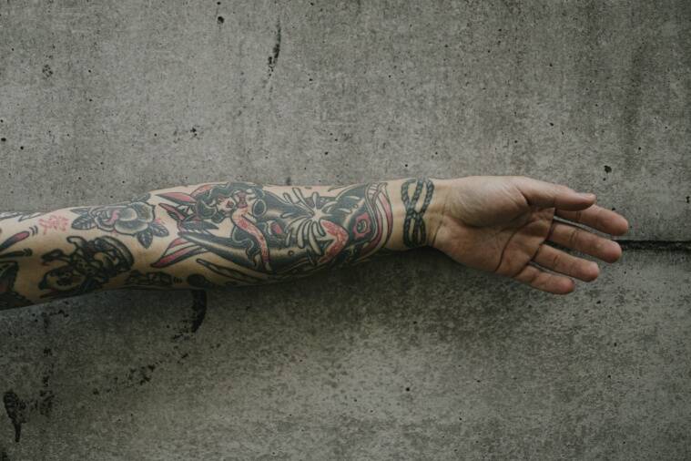 1650817485 591 Discretamente una joven japonesa rompe el tabu del tatuaje