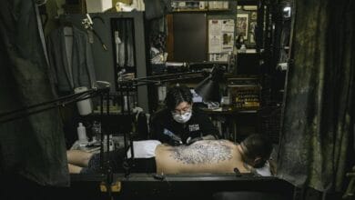 Discretamente, una joven japonesa rompe el tabú del tatuaje