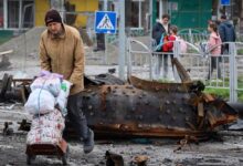 Ucrania dice que Rusia reinicia ataque a Mariupol, misil alcanza Odessa