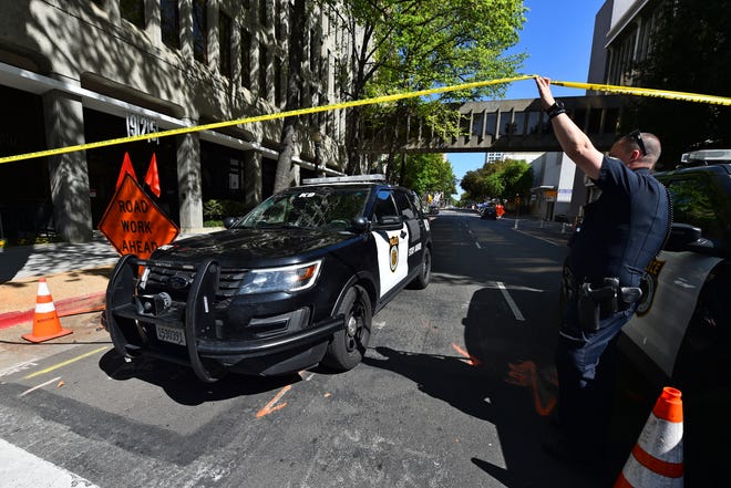 Un coche de policía de Sacramento abandona la escena del tiroteo masivo en Sacramento, California.