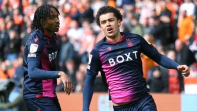 Blackpool 1 - 4 N Bosque 4 Brennan Johnson celebra tras duplicar la ventaja de Forest