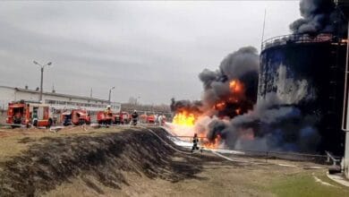 Depósitos de petróleo rusos atacados mientras se reanudan las conversaciones con Ucrania