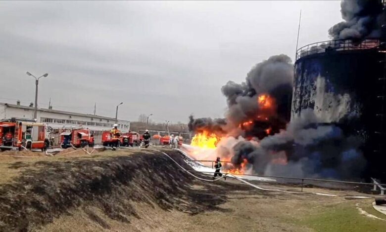 Depósitos de petróleo rusos atacados mientras se reanudan las conversaciones con Ucrania