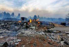 Esta foto del miércoles 20 de abril de 2022 proporcionada por Bill Wells muestra su casa en los suburbios de Flagstaff, Arizona, destruida por un incendio forestal el martes 19 de abril de 2022. Los incendios forestales devastados por el viento obligaron a la evacuación de cientos de hogares, animales.  (a través de AP Bill Wells)
