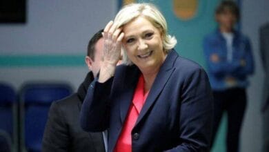 Frente a las críticas, los aliados de Le Pen minimizan las conversaciones sobre la prohibición del hiyab