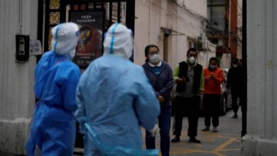 Shanghai cerca edificios afectados por coronavirus, provocando nuevas protestas