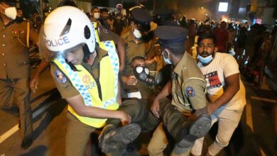 Sri Lanka levanta toque de queda tras violentas protestas por crisis económica