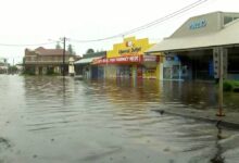 VÍDEO: Fuertes vientos y enormes océanos azotan Australia a medida que disminuye la lluvia