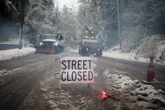 Pulgadas de nieve cayeron en Portland el lunes 11 de abril de 2022, cuando las cuadrillas cerraron las carreteras. Portland tuvo su primera nevada medible en abril en la historia registrada el lunes.