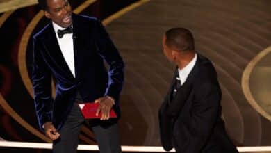 Will Smith renuncia a la escuela de cine por una bofetada a Chris Rock 18 Presenter Chris Rock, left, reacts after being hit on stage by Will Smith while presenting the award for best documentary feature at the Oscars on Sunday, March 27, 2022, at the Dolby Theatre in Los Angeles. (AP Photo/Chris Pizzello)