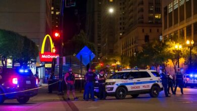 La policía de Chicago trabaja en la escena de un tiroteo cerca de East Chicago Avenue y North State Street en el vecindario Near North Side, el jueves 19 de mayo de 2022 en Chicago.