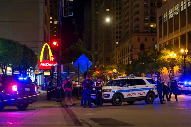 La policía de Chicago trabaja en la escena de un tiroteo cerca de East Chicago Avenue y North State Street en el vecindario Near North Side, el jueves 19 de mayo de 2022 en Chicago.