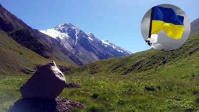 Alpinistas kirguises retiran la bandera de Ucrania del Pico Putin