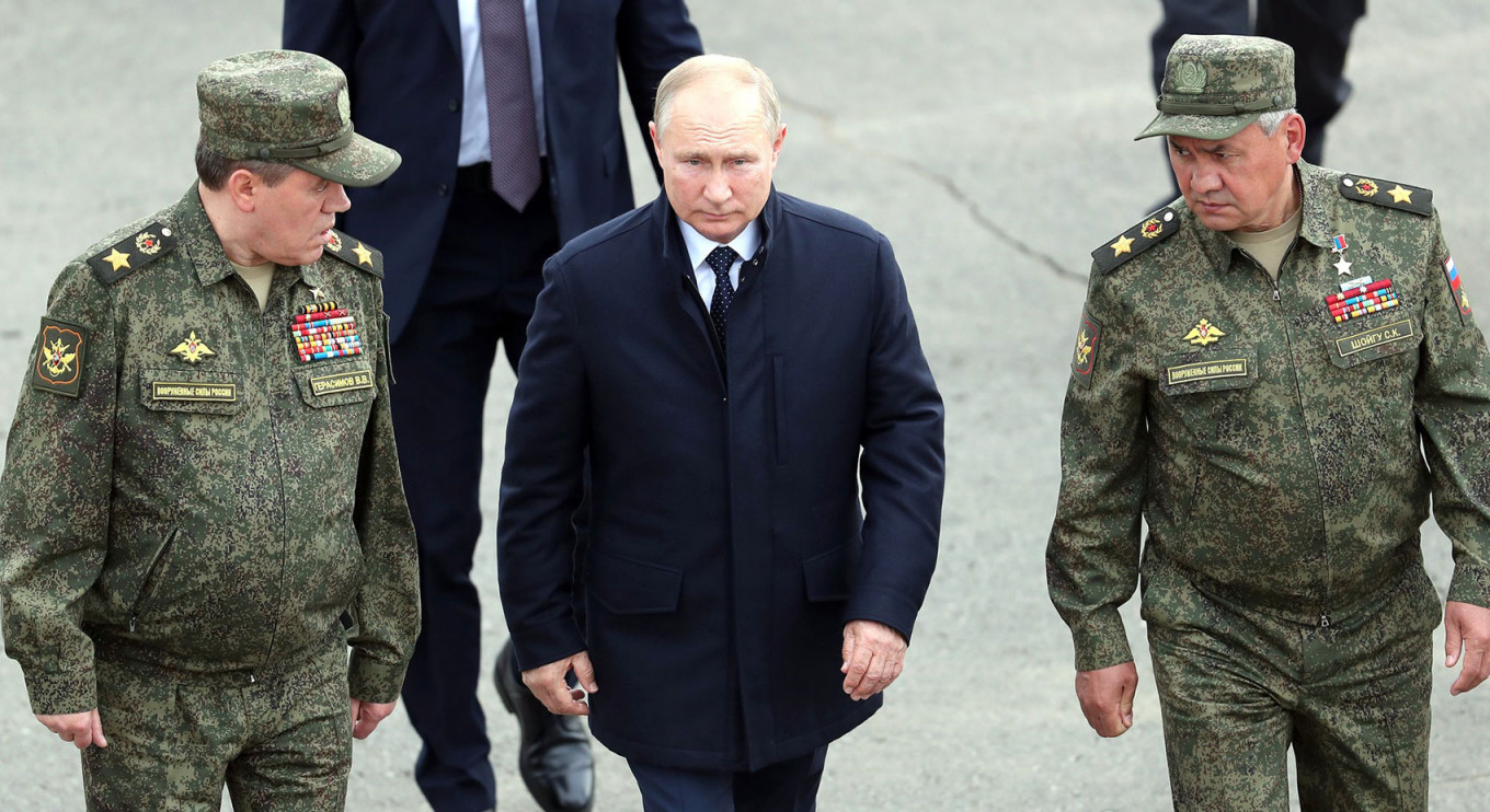 
					
					
					
					Vladimir Putin con el Ministro de Defensa Sergei Shoigu (derecha) y el Jefe del Estado Mayor General Valery Gerasimov.Kremlin				