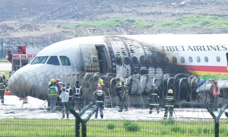 El avión de Tibet Airlines de China con 122 personas se sale de la pista y se incendia;  más de 40 heridos