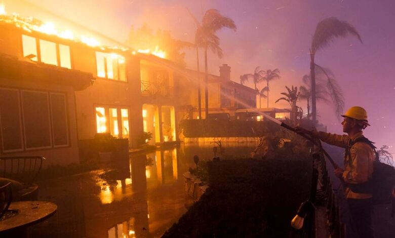 Incendios forestales en Nuevo México se propagan; incendios en California destruyen mansiones