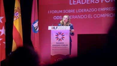 La ministra de Economía de España se marcha de una sesión de fotos en la que es la única mujer 3 La ministra de Economia de Espana se marcha de una