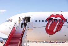MIRA Los Rolling Stones aterrizan en un jet de marca