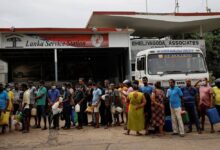 No hay dinero para comprar gasolina, dice el gobierno de Lanka, ya que insta a los ciudadanos a no hacer cola para comprar combustible