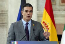 Pedro Sanchez gana una renida votacion en el parlamento espanol