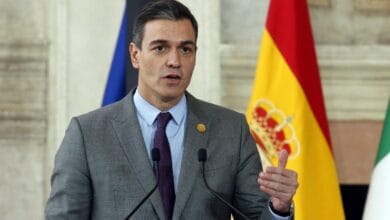 Pedro Sanchez gana una renida votacion en el parlamento espanol