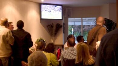 Piratas del futbol televisivo golpeados por redadas policiales para detener