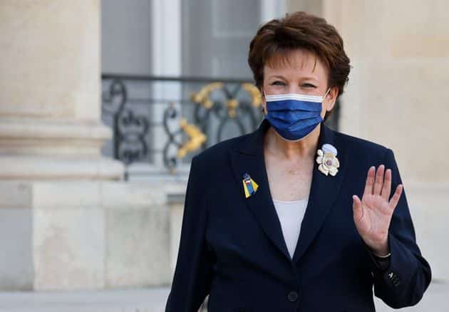 La actual ministra de Cultura, Roselyn Bachelot, abandona el Palacio del Elíseo el 23 de marzo