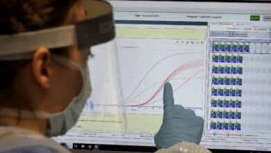 Trabajador de la salud completamente vacunado en Espana contrae coronavirus