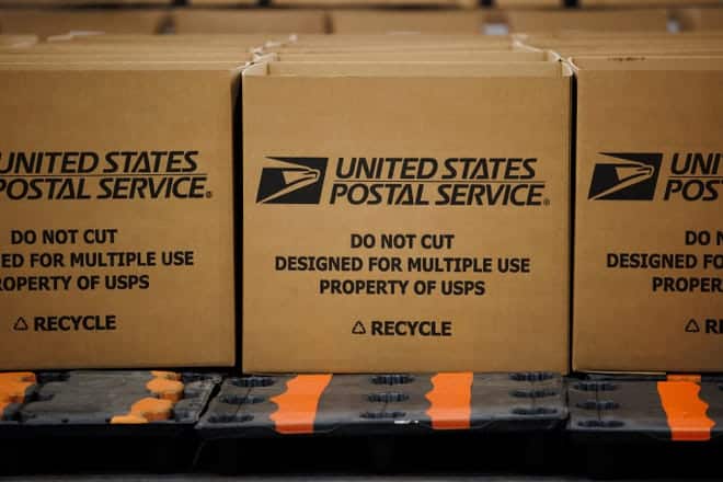 Vista general de las cajas utilizadas para clasificar los paquetes para su entrega durante la gira de prensa del archivo adjunto de soporte de paquetes del Servicio Postal de EE. UU. el 4 de noviembre de 2021 en La Vergne, Tennessee.