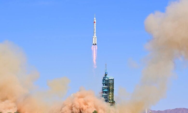 Tres astronautas ingresan al módulo de la estación espacial de China después del lanzamiento exitoso