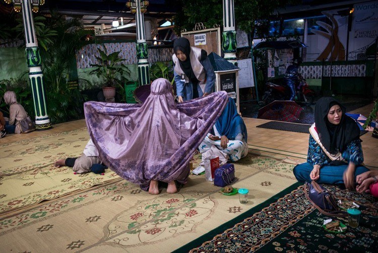 Señorita muslimah rezando