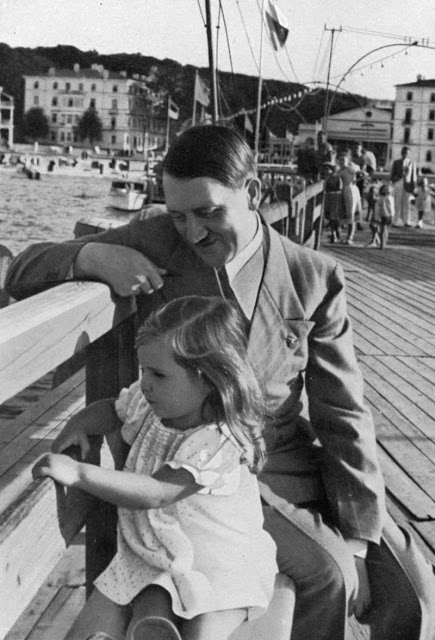Hitler y Helga Goebbels 3