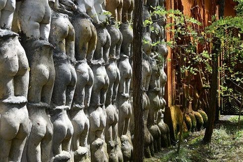 640px Porqueres.  Bosque de Can Ginebreda (Parque de las esculturas).  La pared de las nalgas.  Xicu Cabanyes, Escultor (30832422878)
