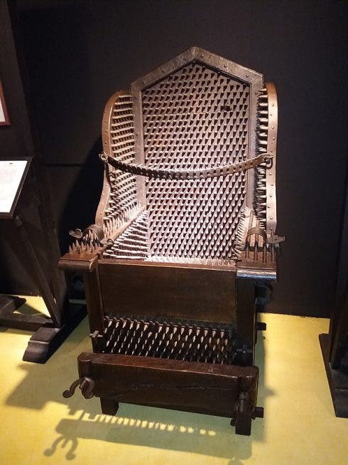 640px silla de interrogatorio