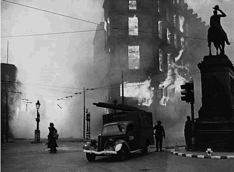 Londres-1940-bombardeo-blitz9