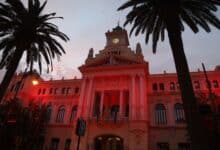 Malaga pinta la ciudad de rojo en campana de donacion