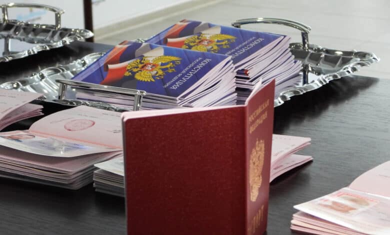 Primeros pasaportes rusos entregados a ucranianos en el sur ocupado