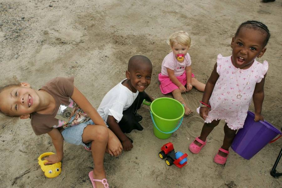 cuatro niños en sandbox