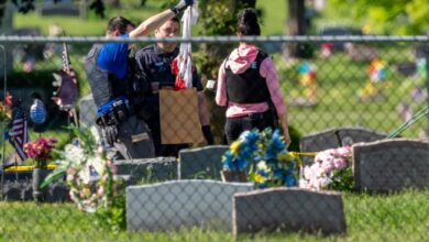 Las fuerzas del orden examinan una prenda ensangrentada mientras trabajaban en la escena de un tiroteo el jueves en el cementerio Graceland en Racine.