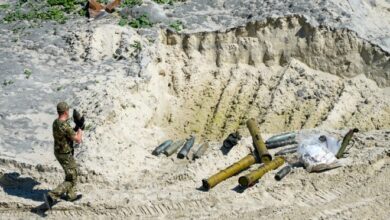 Militares ucranianos preparan munición rusa sin explotar para destruirla en las afueras de Kyiv, Ucrania, el miércoles 1 de junio de 2022.