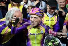Ciclista de 105 años establece un récord mundial asombroso